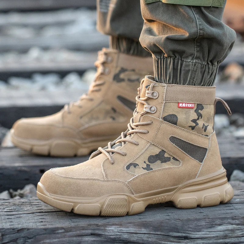 Par de botas bege com partes camufladas e cadarços, calçado sobre madeira