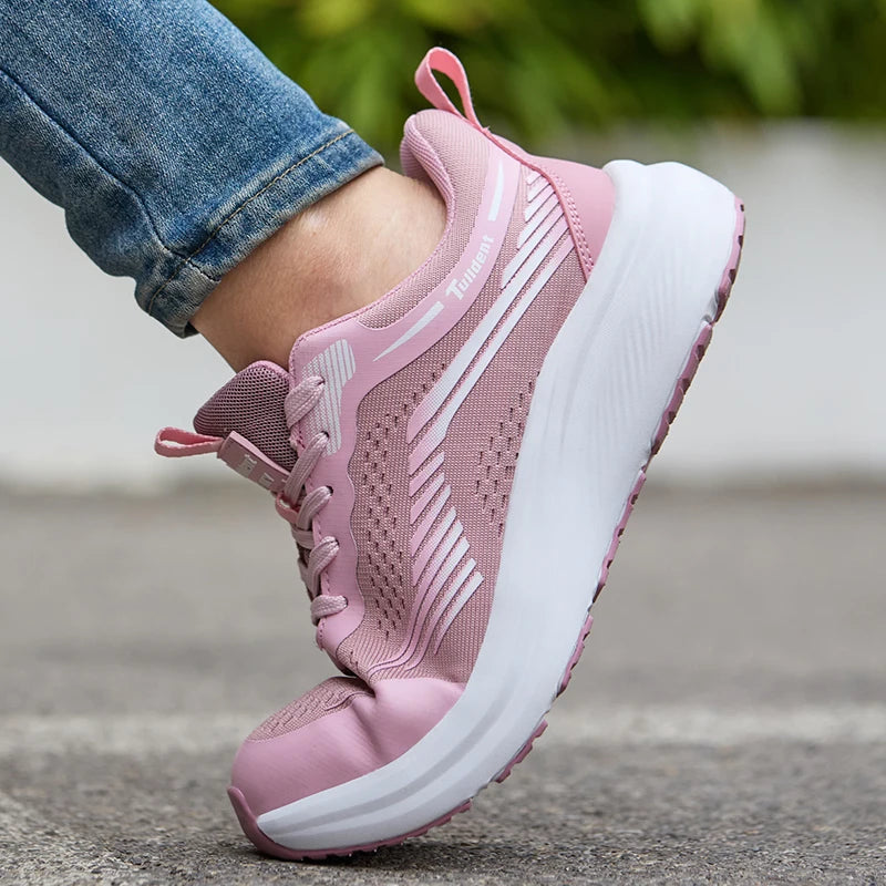 Tênis Spark calçado em vista lateral inclinada, com detalhes rosa e branco