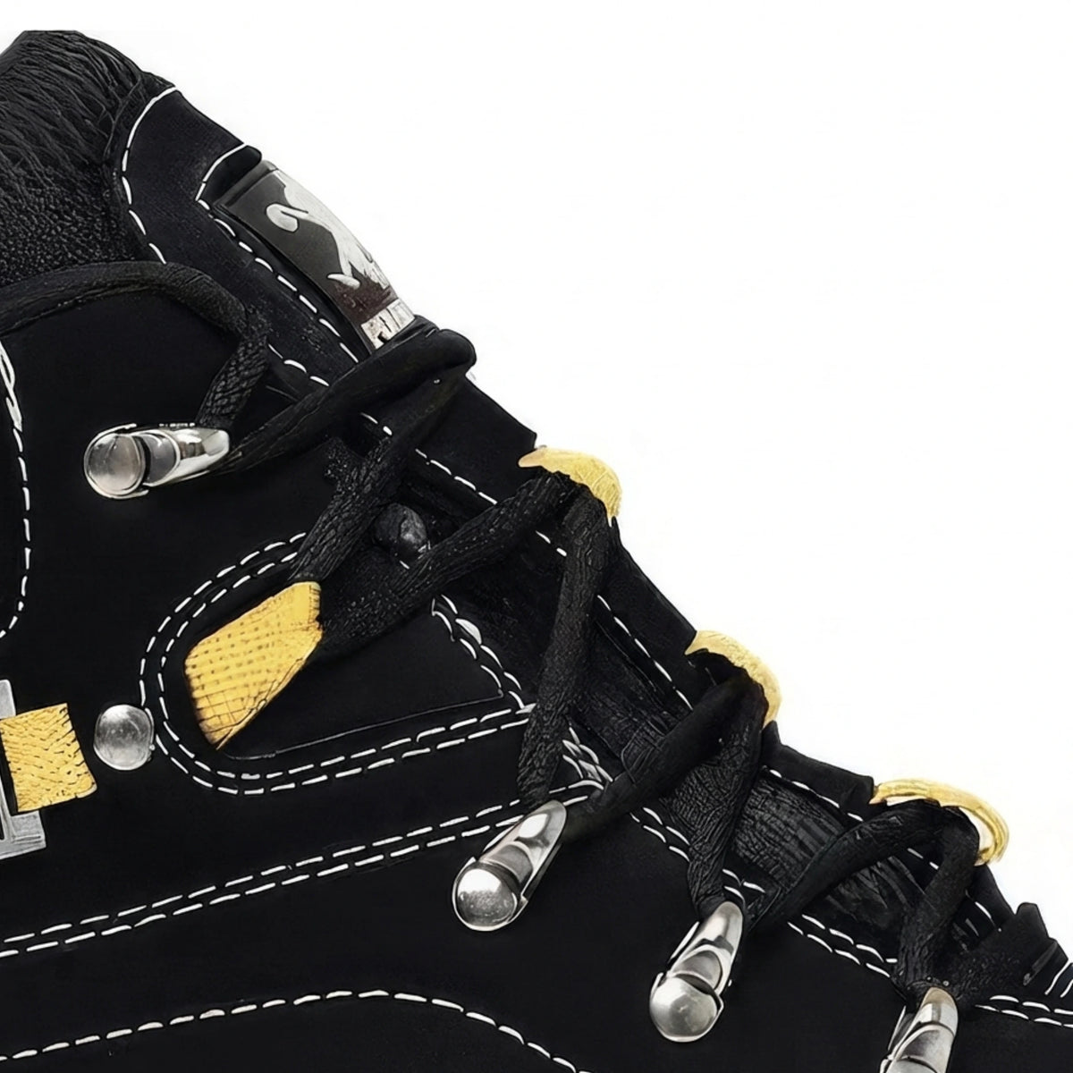 Detalhe da gola e amarracao da bota masculina Adventure cano medio em nobuck preto