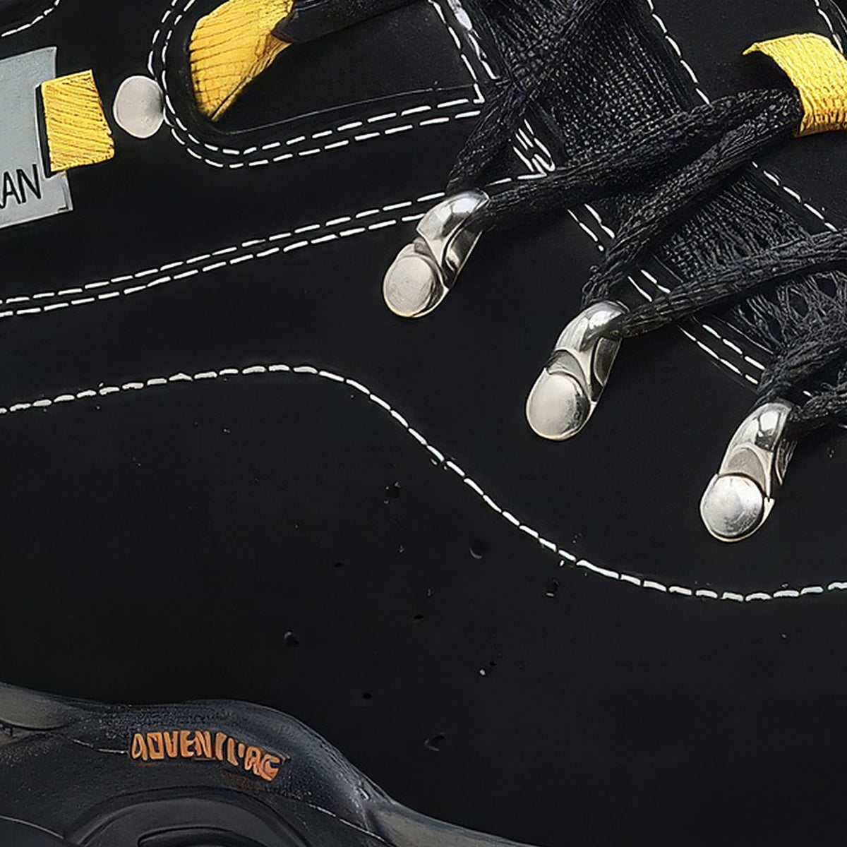 Cadarco em poliester e ilhoses metalicos da bota Adventure masculina em nobuck preto